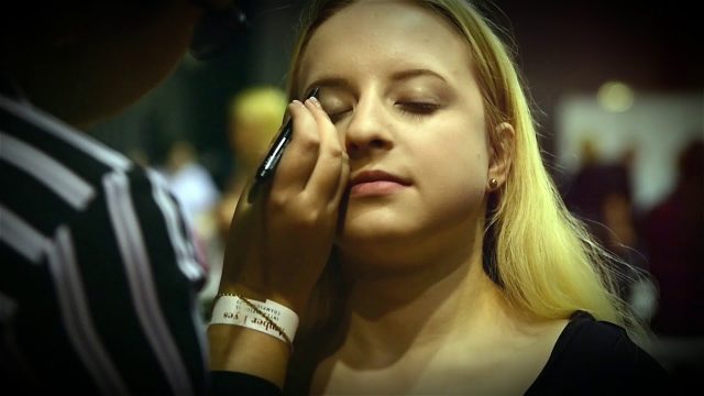 Modelka podczas makijażu na pierwszej edycji Mistrzostw Amber Eyes w Gdańsku w 2018 roku