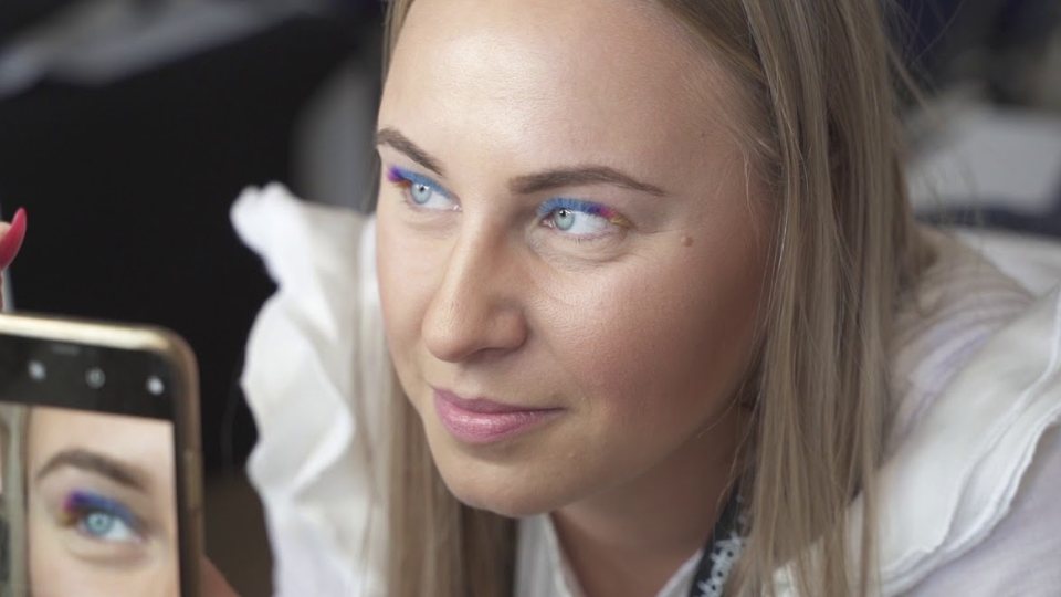 Uczestniczka Mistrzostw Amber Eyes 2019 w trakcie oceny pracy przy stanowisku konkursowym