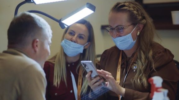 Organizatorzy i uczestniczki Mistrzostw Amber Eyes 2020 przy stanowisku konkursowym w Gdańsku